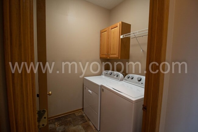 Building Photo - spacious 4-bedroom, 3-bathroom