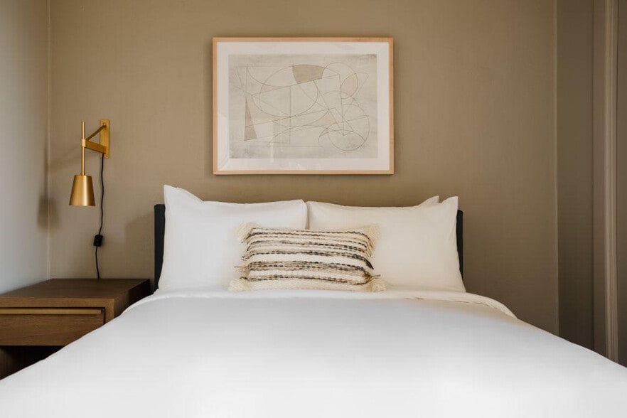 Building Photo - 505 E Travis St