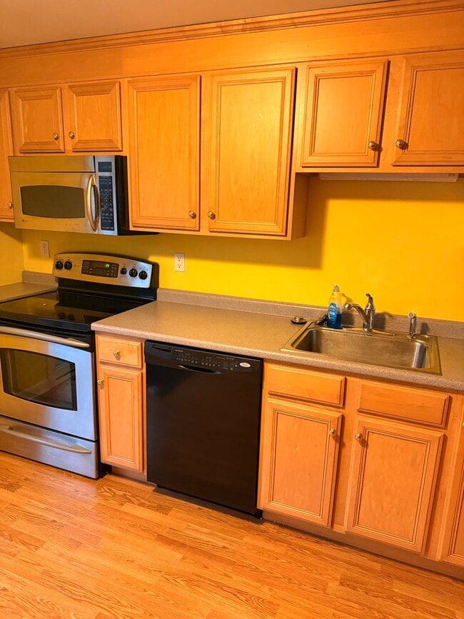 Building Photo - Downtown Kittery, walking distance to the Portsmouth Naval Shipyard!