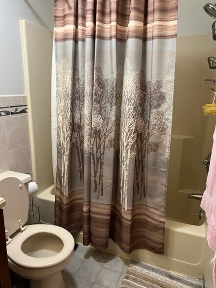 Full bathroom - 128 Parker St
