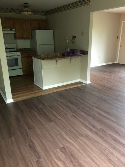 Building Photo - 1530 Creekside Rd