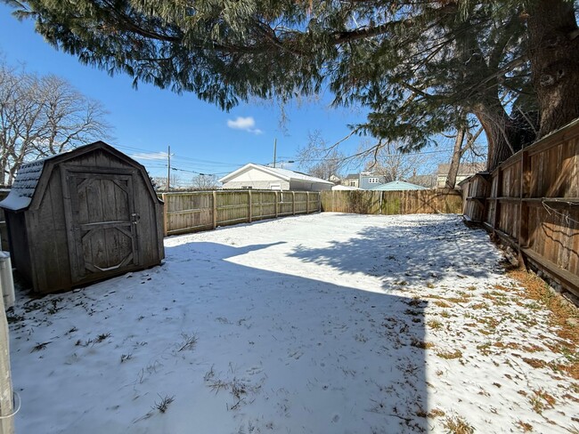 Building Photo - 2 bedroom duplex in the highlands!