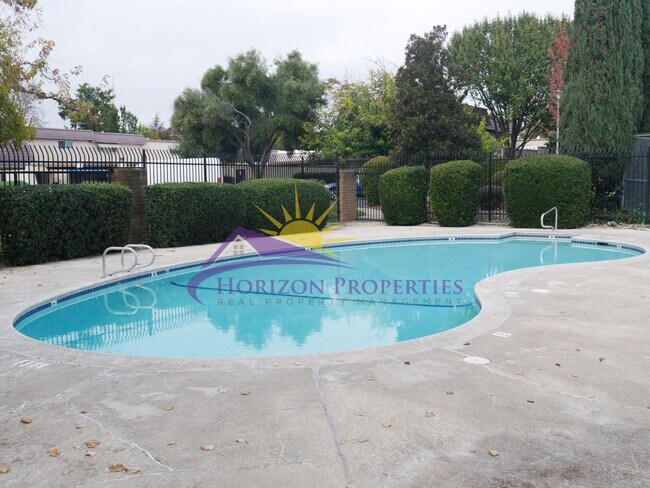 Building Photo - 3 Bed 2.5 Bath 1,380 sqft Townhome in Carmichael