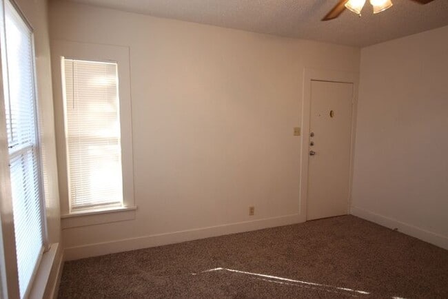 Building Photo - Available Now! Adorable 1 bedroom 1 bath a...