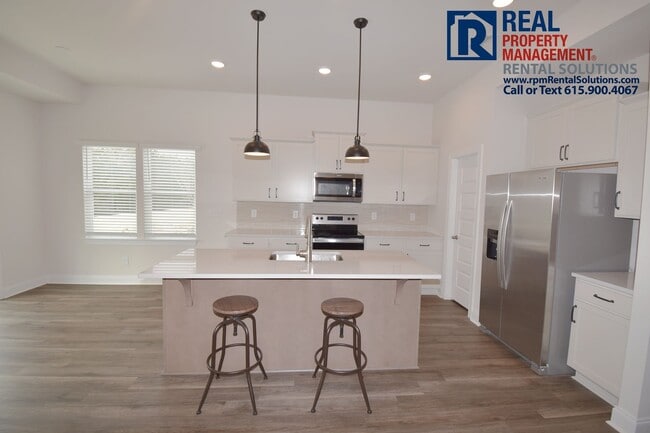 Building Photo - Gorgeous 4 bd home with attached garage! Neighborhood Pool!