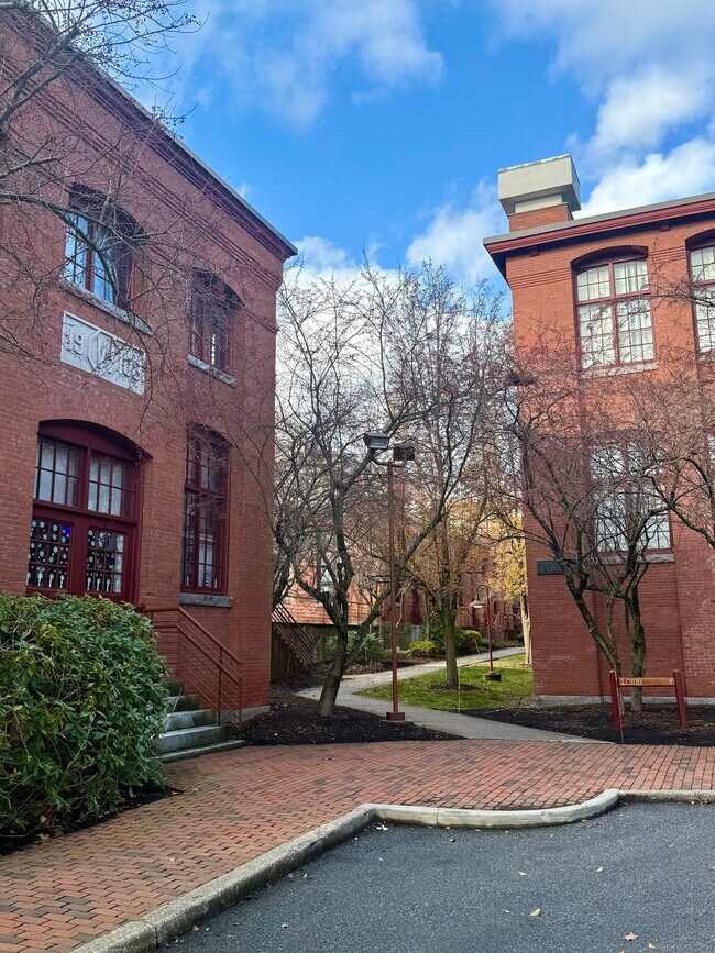 Building Photo - 839 Main St