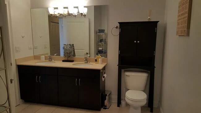 Building Photo - Wrigleyville 2 bedroom with balcony with s...
