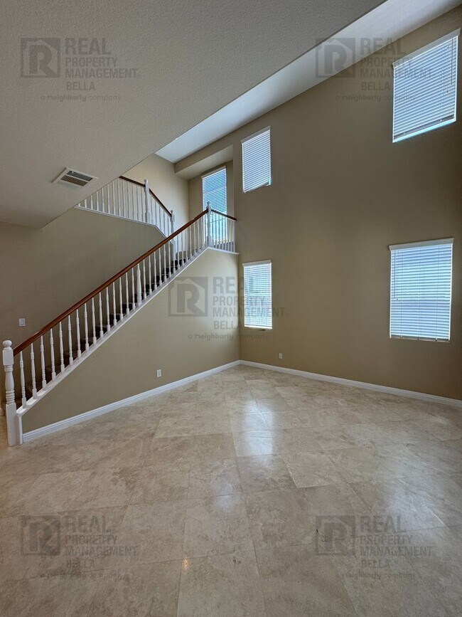 Building Photo - Ideal Layout! 4 Bedroom Home with Main Floor Bed/Bath & Open Loft