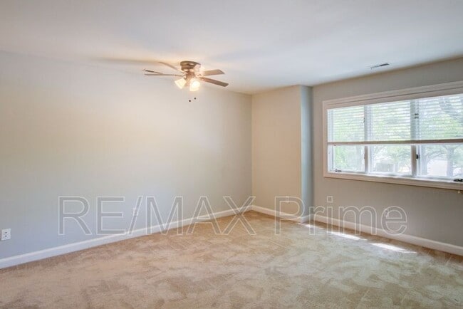 Building Photo - 1229 Llewellyn Ave