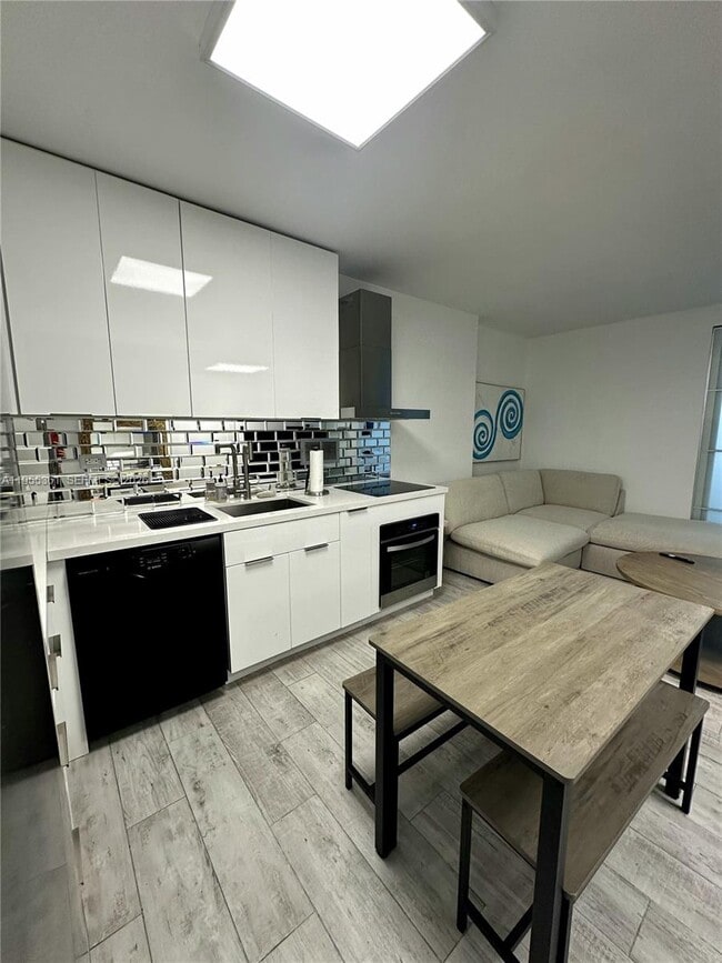 Building Photo - 2301 Collins Ave