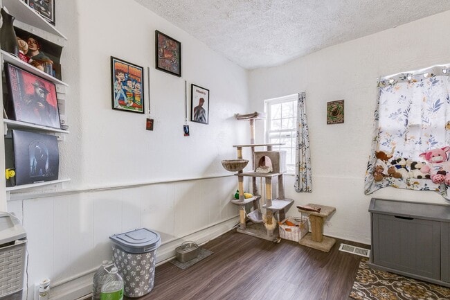 Building Photo - 2013.5 Gregory St