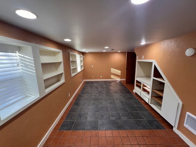 Building Photo - 5BD/2BA Gorgeous Vintage Home