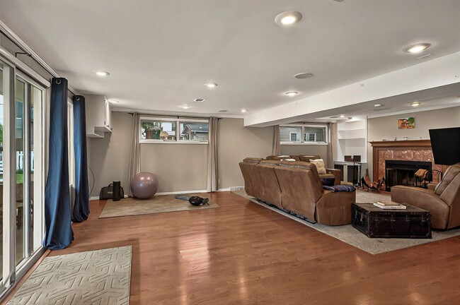 Building Photo - Move In Ready! 5 bedroom 3.5 bath near Was...
