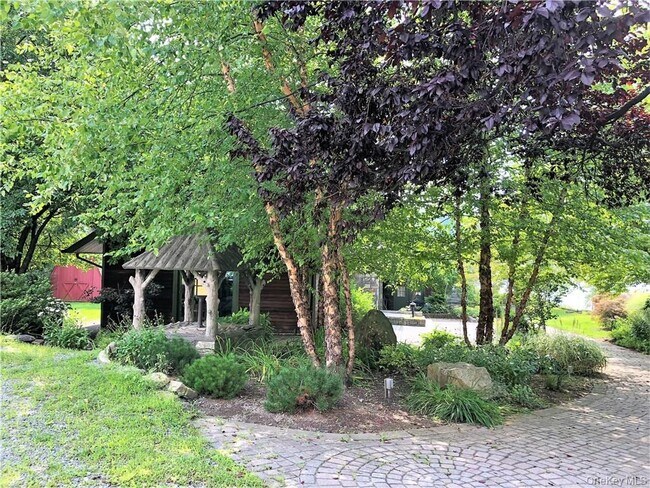 Building Photo - 7 Tamarack Rd