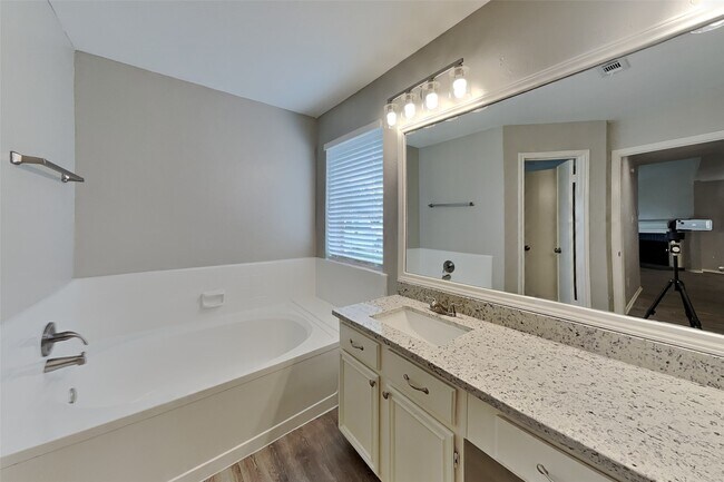 Building Photo - 16819 Kettle Creek Dr