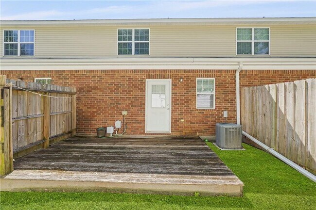 Building Photo - Spacious 3-Bedroom Townhouse in Prime Savannah Location, Move-in Special: FREE RENT for December!!