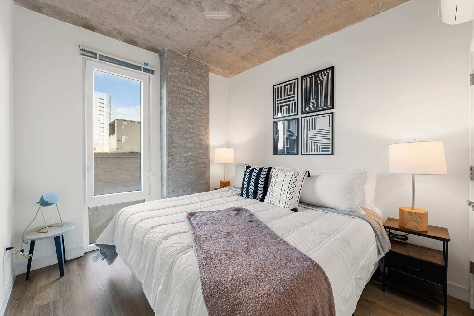 Building Photo - 853 W Blackhawk St