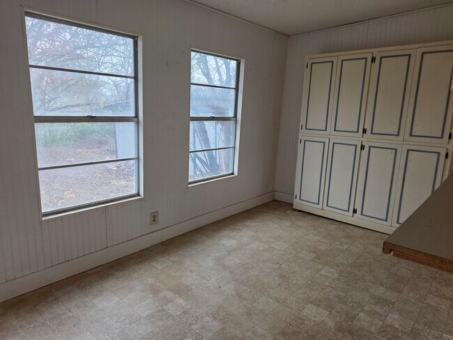 Building Photo - 221 Miller St