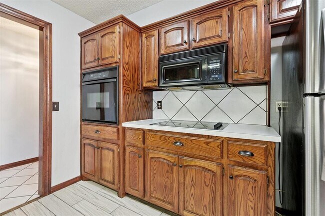 Building Photo - 805 Arlington Dr