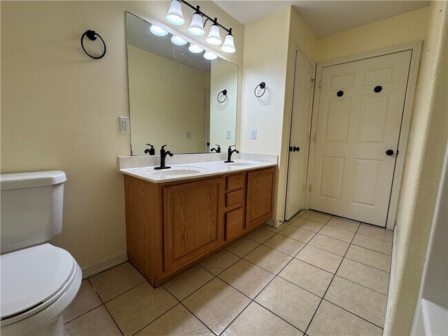 Building Photo - 910 NW A St