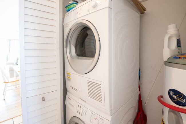 Building Photo - PRICE REDUCED FOR YOUR WINTER GETAWAY-AVAILABLE NOW THROUGH MID-APRIL