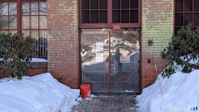 Building Photo - 839 Main St