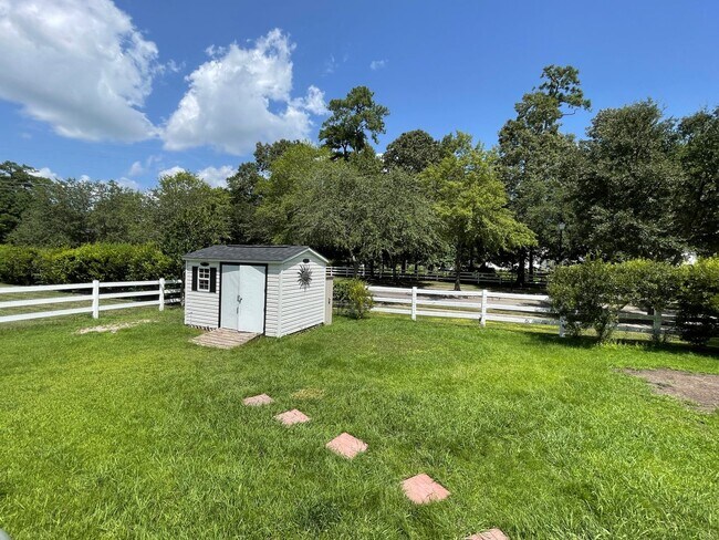 Building Photo - Beautiful large Castleton home