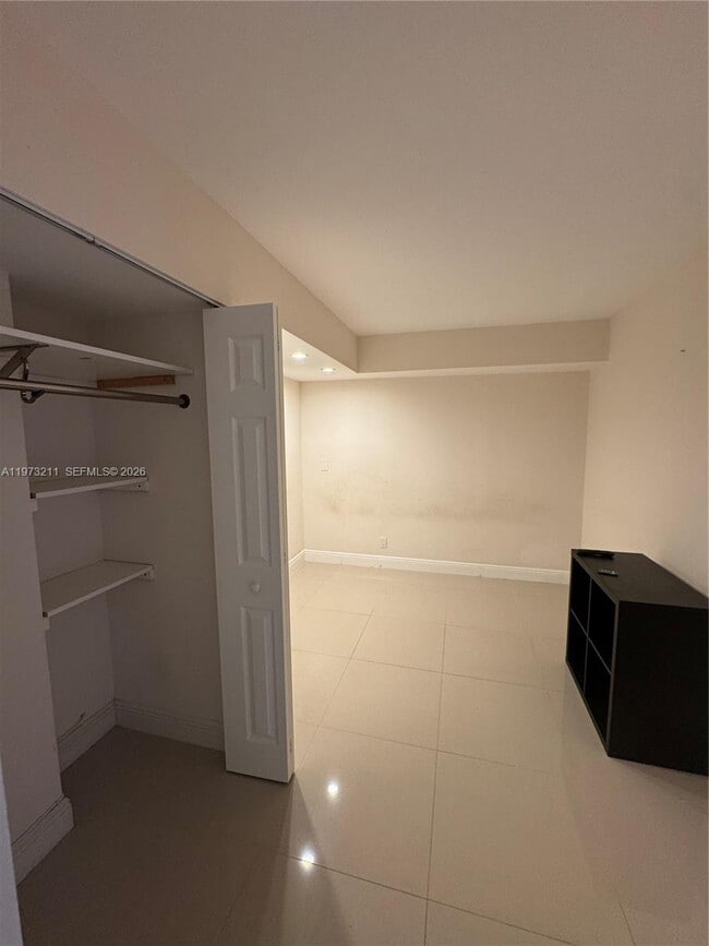 Building Photo - 400 Leslie Dr