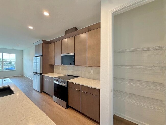 Building Photo - 1887 Pinecliff Dr