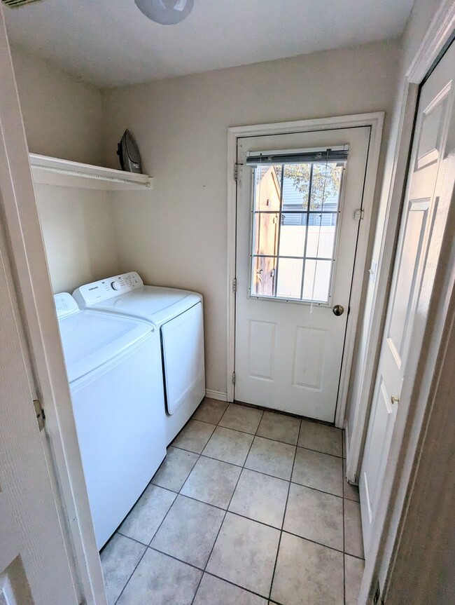 Building Photo - Provo Townhouse