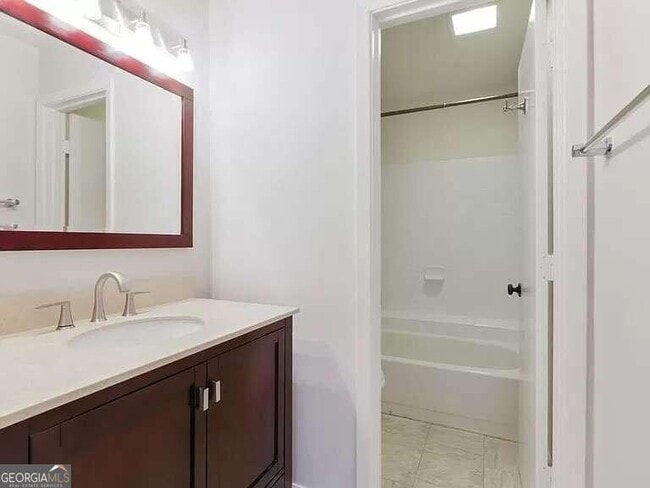 Building Photo - 2032 Powers Ferry Trce SE