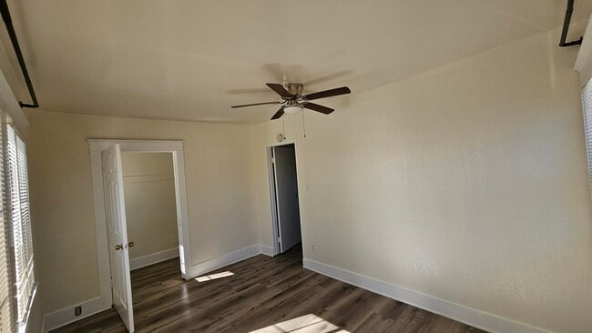Building Photo - **519 E 17th St Long Beach** Upstairs 2 be...