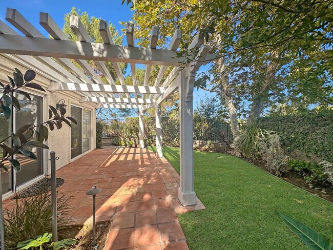 Building Photo - Welcome to this Charming Single-Story Home...