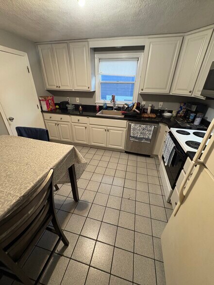 Building Photo - 92 Sylvia St