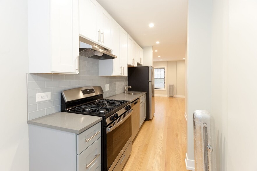 Building Photo - 520 W Cornelia Ave