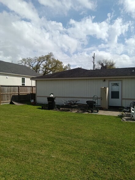 Building Photo - 5025 Mirabeau Ave