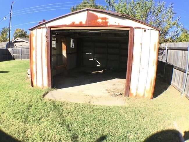 Building Photo - 4813 Woodview Dr