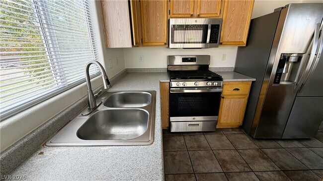 Building Photo - 2424 Predera Ave