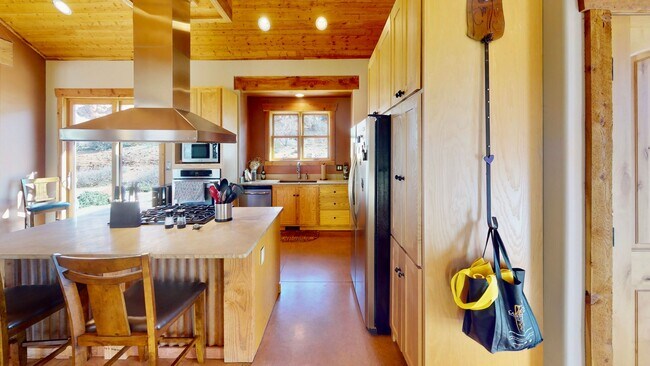 Building Photo - Luxurious and comfortable living experience