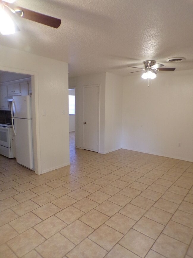 Building Photo - Great home located in Parklane