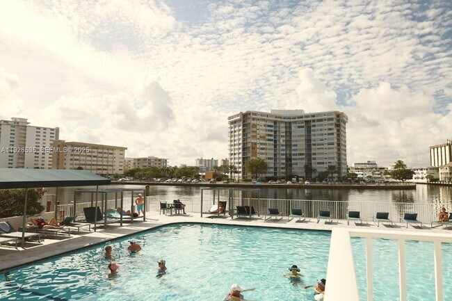 Building Photo - 1833 S Ocean Dr