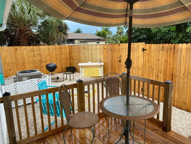 Building Photo - Nokomis Beachy Bungalow (Off Season)