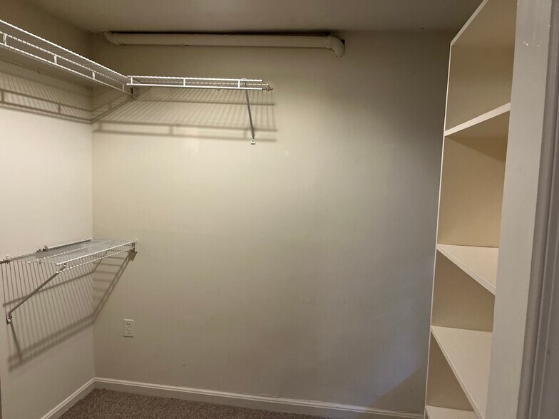 Building Photo - 504 E St NE