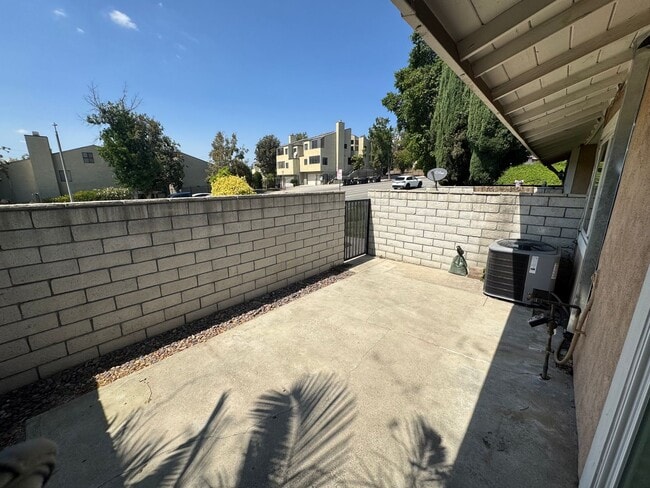 Building Photo - 2 Bed, 1 Bath Condo with a view of the hills!