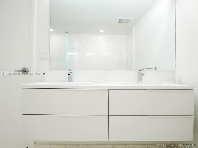 Building Photo - 9940 W Bay Harbor Dr