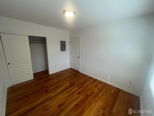 Building Photo - 16 E Kupsch St