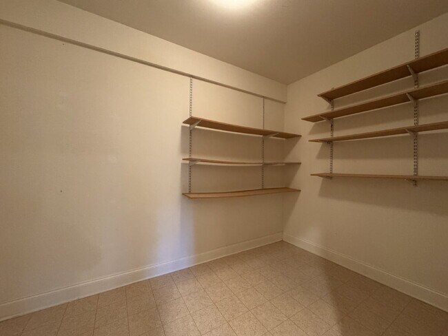 Building Photo - Spacious Elegance in Gated Piedmont!