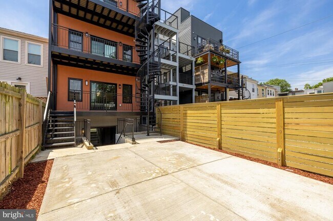 Building Photo - 1128 Morse St NE