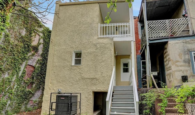 Building Photo - Beautifully Updated Townhome