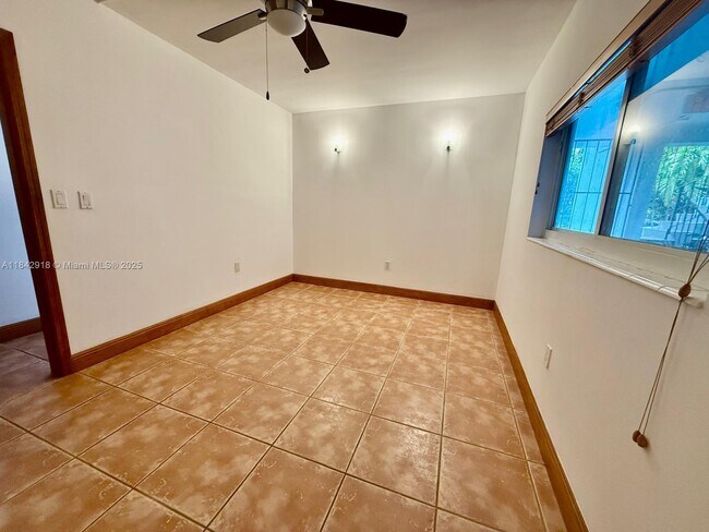 Building Photo - 2539 Bayshore Dr